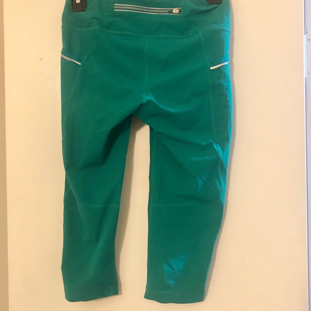 EUC Athleta Capri Tights Size XS